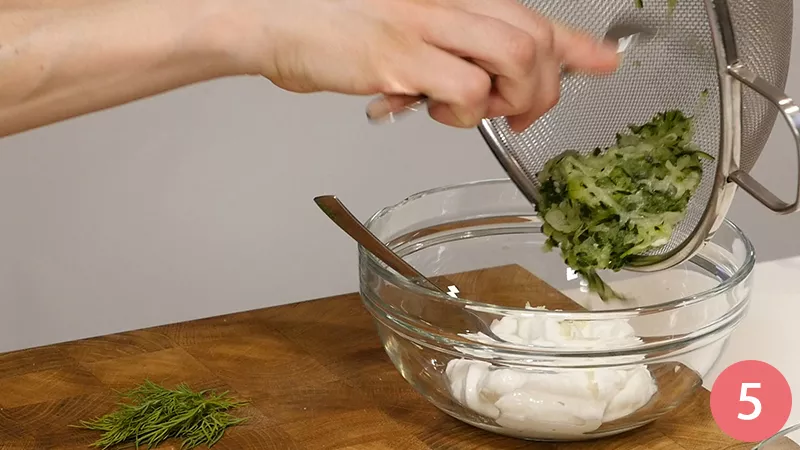 insalata-di-spinacini-con-uovo-fritto-e-salsa-tzatziki 5